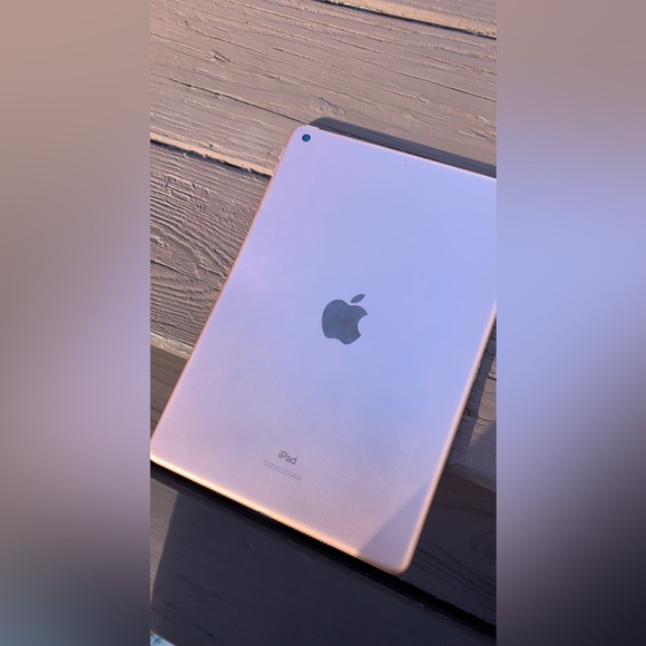 iPad rose gold 7th generation wide screen 32 Gb (minor cracks can be repaired)